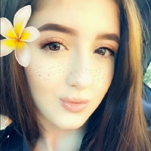 Meet your Posher, Cynthia